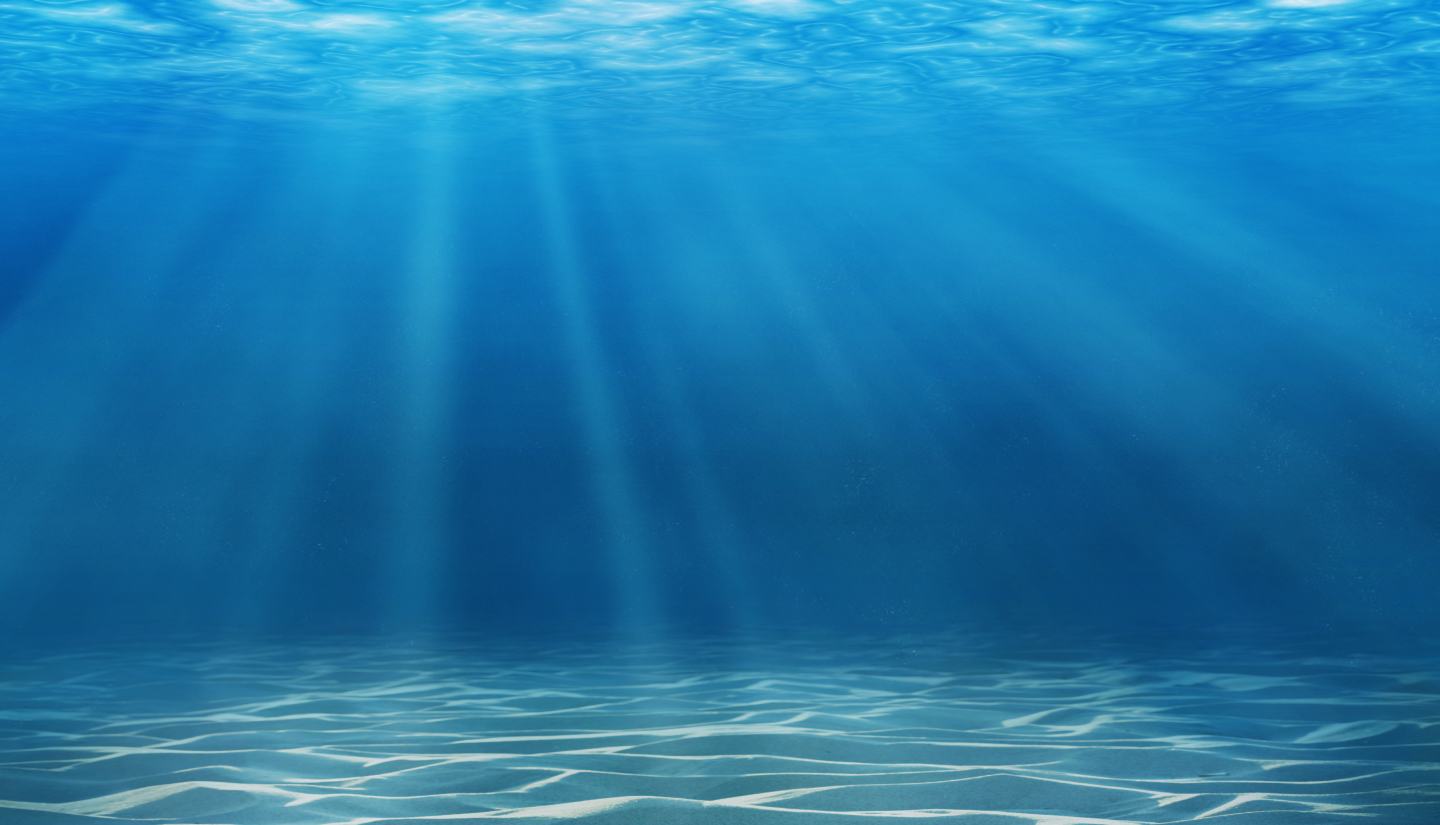 Bild von Lichtstrahlen, die das Wasser durchfluten